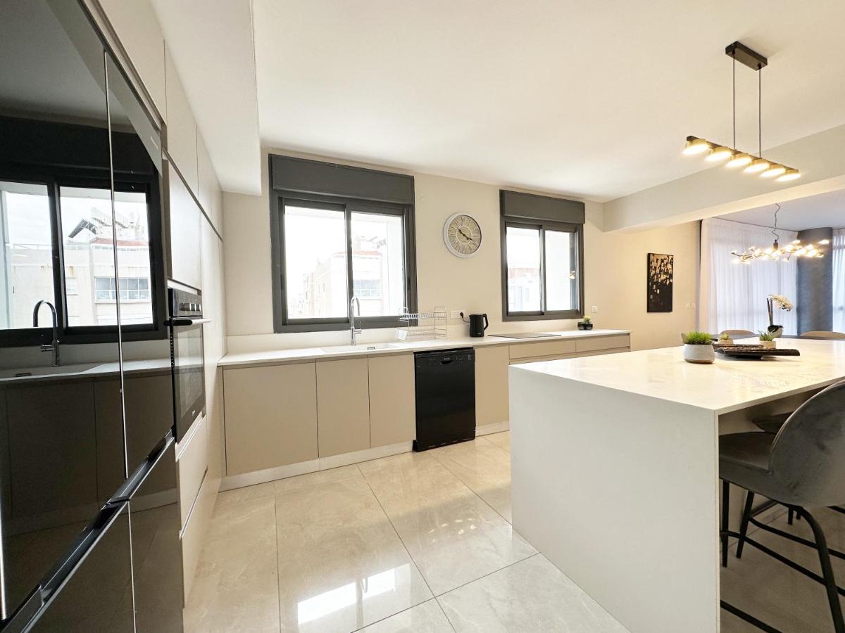 Mini Penthouse Near The Beach Netanya Bagian luar foto