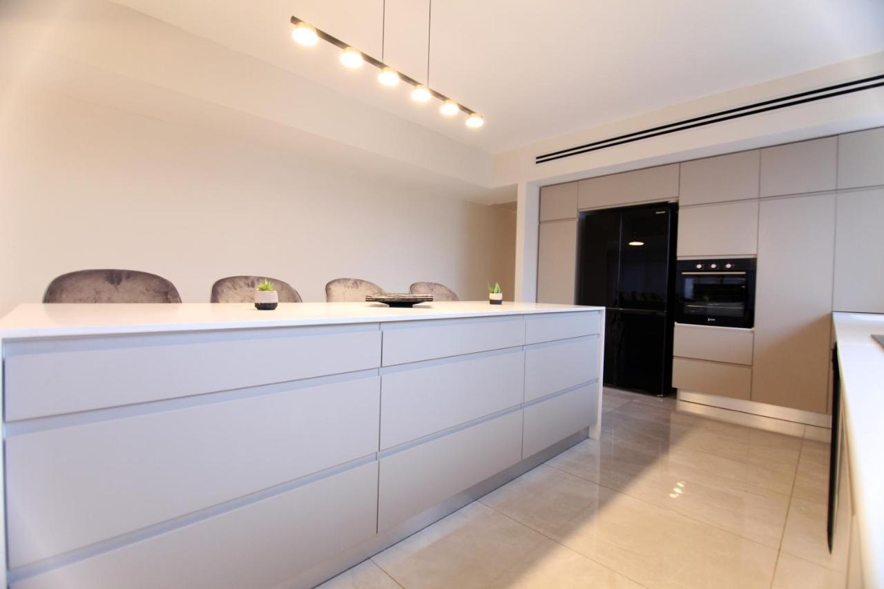 Mini Penthouse Near The Beach Netanya Bagian luar foto